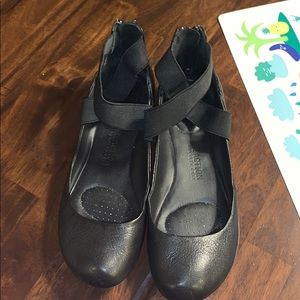 Reaction by Kenneth Cole ballerina flats